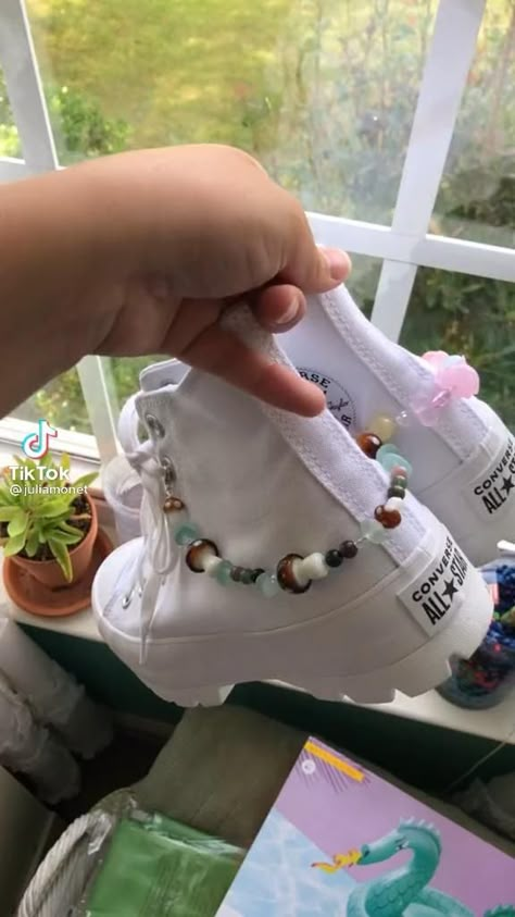 Shoe Lace Pattern, قلادات متدلية, Handmade Jewelry Tutorials, Diy Crafts To Do, Aesthetic Shoes, Cute Diys, Fun Diy Crafts, Handmade Jewelry Diy, Diy Crafts Jewelry