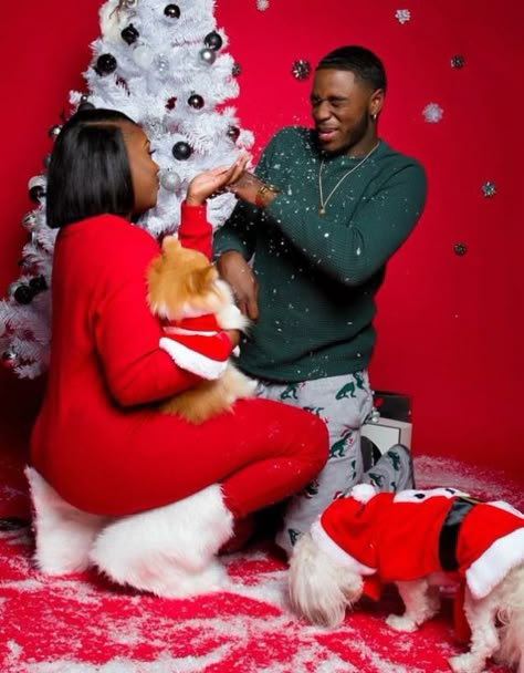 Couple Cristhmas Photoshoot, Couple Christmas Pictures With Dog, Christmas Pictures With Dog, Couple Christmas Pictures, Girlfriends Photoshoot, Christmas Photos Outfits, Christmas Couple Photos, Christmas Couple Pictures, Christmas Pictures Outfits