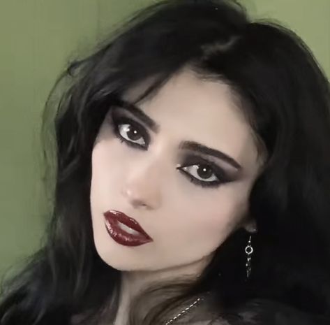 Vampire Makeup Ideas, Tumblr Goth, Halloween Makeup Look, Makeup Masterclass, Elegant Goth, Vampire Bride, Vampire Makeup, Halloween Makeup Inspiration, Goth Makeup