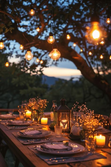 Simple Outdoor Table Decor, Outdoor Dinner Table Setting, Night Time Garden Party, Outdoor Dinner Party Ideas Summer Nights Table Settings, Backyard Party Table Set Up, Backyard Table Setting Outdoor Parties, Garden Dinner Table, Outdoor Dinner Party Table, Summer Dinner Table