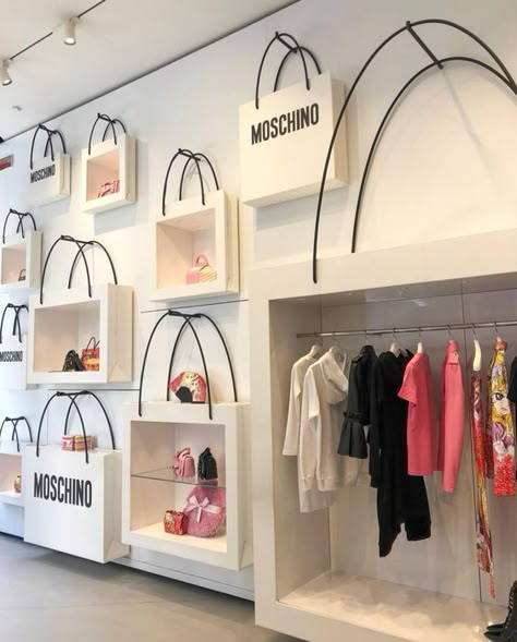 Clothes Store Decoration, Clothing Store Asethic, Mezon Idea Decor, Handbag Store Design, Clothing Shop Decor, Interior Design Fashion Store, Business Boutique Ideas, Interior Design For Boutique Shop, Small Store Design Clothing