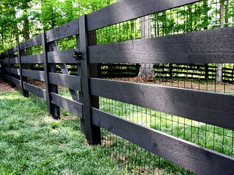 Black wire-mesh fencing is attached to four-by-four sawn board fencing. For more information and prices, see North Georgia Fencing. Pasture Fencing, Wood Fence Design, Diy Garden Fence, Black Fence, Cheap Fence, Small Front Yard, Diy Fence, Front Yard Fence, Farm Fence