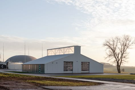 White Shed, Sawtooth Roof, Barn Architecture, Snow Cabin, Truss Structure, Agricultural Buildings, Industrial Architecture, Farm Buildings, Farm Design