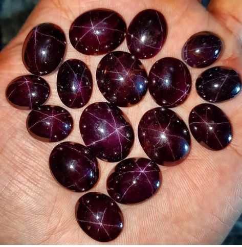 Star Sapphire Gemstone, Texture Jewelry, Jewelry Knowledge, Star Garnet, Crystal Cave, Pretty Rocks, Crystal Magic, Star Sapphire, Minerals And Gemstones