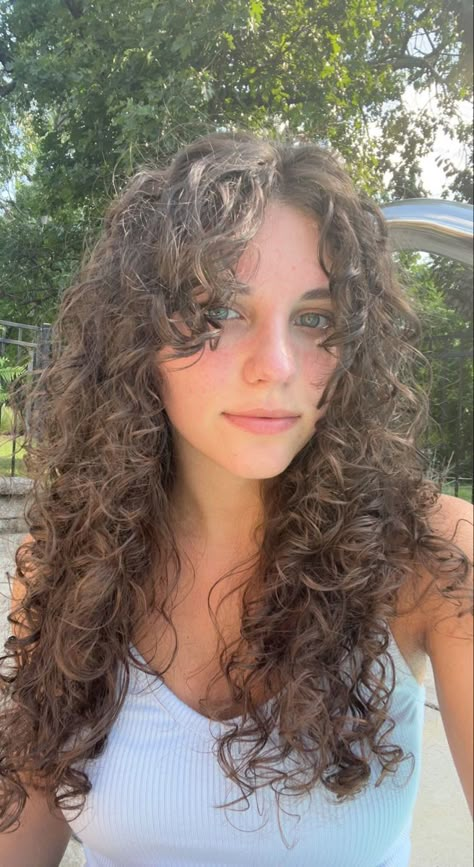 Long Curly Hair Curtain Bangs Layers, Curly Hair Middle Part Bangs, Curly Hair With Face Framing Bangs, Naturally Curly Face Framing Layers, Natural Curly Hair Curtain Bangs, Curly Curtain Bangs Long Hair, Curly Haircuts For Heart Shaped Faces, Butterfly Cut For Curly Hair, 2b Curtain Bangs