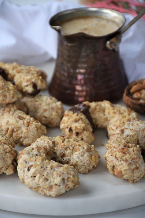 Not your usual type of cookie / biscuit. These crescents are made with whipped meringue, sugar, splash of lemon juice and lots of walnuts. Then, they are coated in more chopped walnuts and baked, or rather dried in the oven on low heat. The result is these cute crescent shaped cookies that are crunchy on the outside but slightly chewy on the inside, and sweet. I love to dip mine in a hot drink, so good! Serbian Christmas, Serbian Recipes, Shaped Cookies, Ethnic Food, Shaped Cookie, Inspired Recipes, Cookie Cake, What To Cook, No Bake Cookies