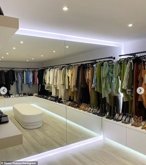 Cool Walk In Closets, Wardrobe Closet Aesthetic, House Design Closet, Closet With Clothes Aesthetic, Two Floor Closet, Closet Goals Walk In, Closet Designs His And Hers, Wardrobe Inspo Closet, Closet Of Clothes