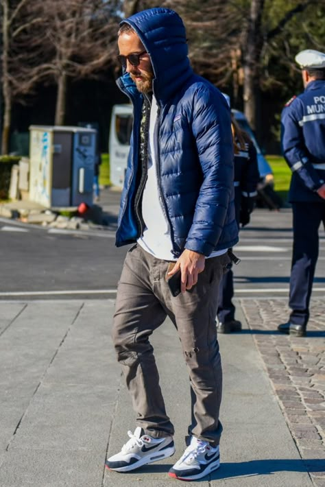 Down Jacket Outfit, Chic Athleisure, New Balance Outfit, Urban Explorer, Stylish Men Casual, Mens Fashion Streetwear, Denim Jeans Men, Jacket Outfit, Mens Winter Fashion