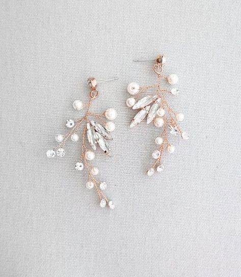 Emmaline Bride - Handmade Wedding Blog Hi, loves! As the Handmade Wedding Blog, we do our fair share of digging around the web to find the best handmade wedding finds for your celebration. Handmade is better:… Handmade Wedding Blog Labor Day Wedding, Rose Gold Boho, Vine Earrings, Boho Wedding Earrings, Rose Gold Lights, Woodland Earrings, Rose Gold Texture, Earrings With Crystals, Pixie Fairy