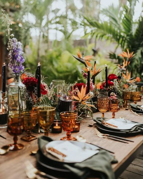 Tulum Table Setting, Moody Jungle Wedding, Wedding Table Tropical, Tropical Wedding Theme Color Palettes, Moody Tropical Wedding Flowers, Tulum Wedding Flowers, Costa Rica Wedding Decor, Tropical Vintage Wedding, Moody Tropical Wedding Decor