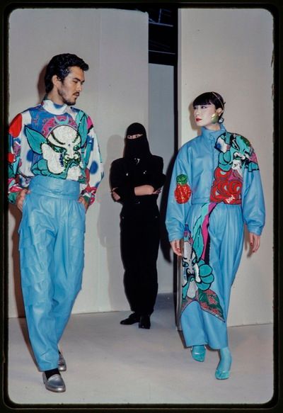 Japanese Fashion 80s, 1982 Fashion, Sayoko Yamaguchi, Paris March, Japanese Fashion Designers, Kansai Yamamoto, Abstract Fashion, Conceptual Fashion, Fashion Silhouette