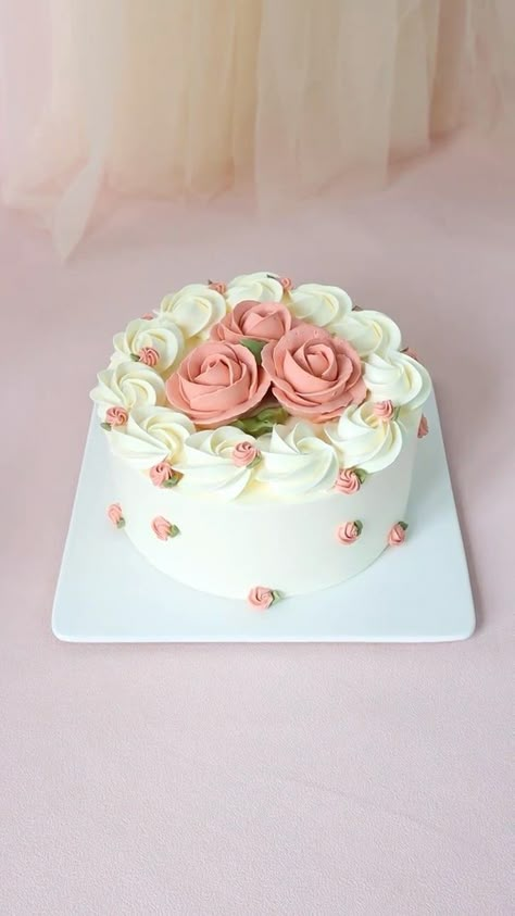 刘颖颖 | Delight in the simple elegance of our Classic Cream Cake, perfect for any celebration. #birthdaycake #dessert#cake#customcake… | Instagram Cake Decorating For Wedding, Simple Celebration Cake, 8 Inch Cake Designs, Birthday Cake Design Ideas, Cake Ideas Simple, Cream Birthday Cake, Cake Wedding Simple, Decoration Cake, Vintage Fall Cake