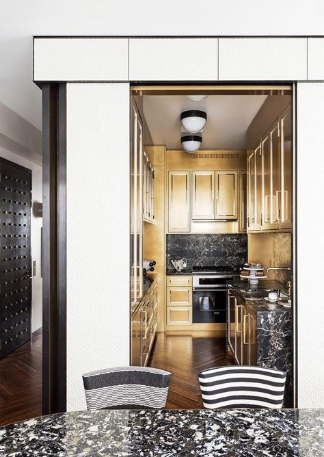 Kelly Wearstler Kitchen, Kitchens 2020, Pantry Breakfast, Kelly Wearstler Interiors, Mid Century Modern Renovation, Grand House, Accent Wall Design, Welcome Home Decor, Jenner House