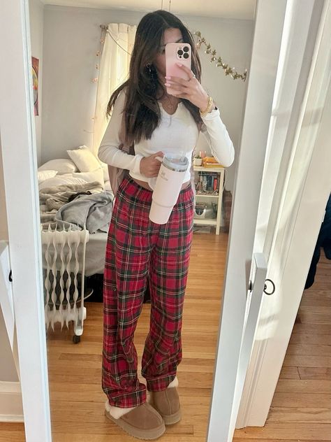 Red Plaid Pajama Pants Outfit, Flannel Pants Aesthetic, Cute Pajama Pants Outfit, Comfy Pj Outfits, Plaid Pajama Pants Outfits Aesthetic, Cozy Stay At Home Outfits, Red Pj Pants Outfit, Pajamas Outfit For School, Outfits With Pajama Pants