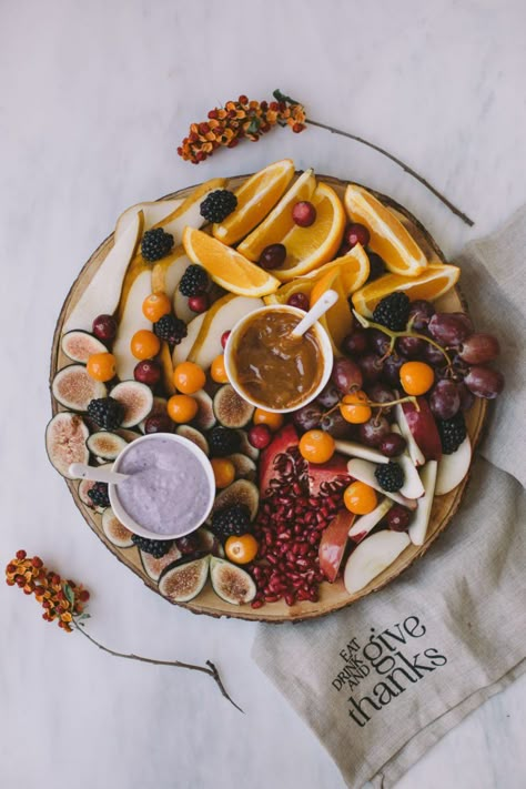 Fall Fruit Tray | The Blondielocks | Life + Style Fall Fruit Tray, Fruit Boards, Thanksgiving Fruit, Fruit Table, Fall Fruit, Healthy Party Food, Fruit Platter Designs, Fruit Ideas, Winter Fruit