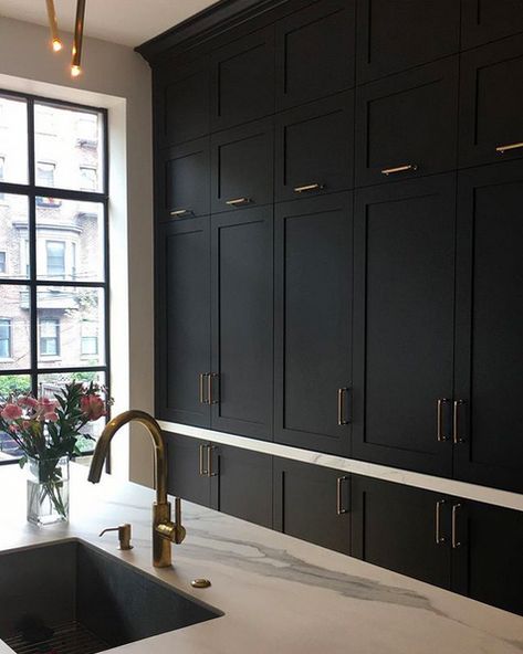 Design inspo: Beautiful black kitchens. Luxurious black kitchen, Victorian style kitchen, shaker cabinets, brass handles on black cabinetry #modernkitchen Victorian Style Kitchen, Black Kitchen Design, Kitchen Cabinet Trends, Apartment Decoration, Black Kitchen Cabinets, Shaker Cabinets, Kitchen Plans, Kitchen Trends, Black Cabinets