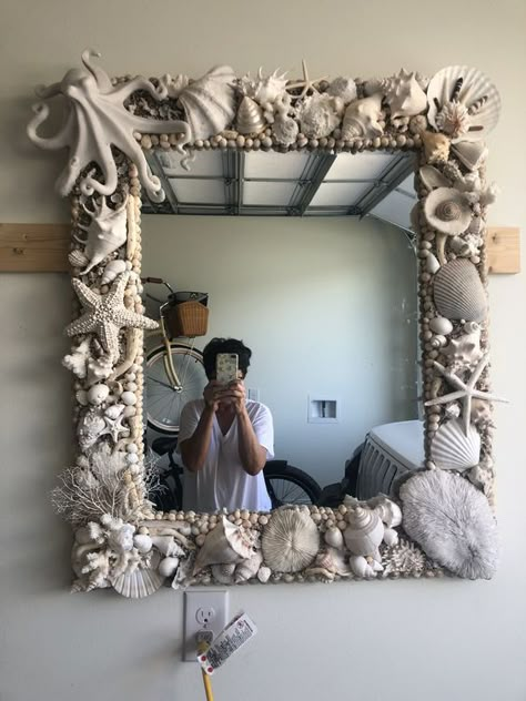 Mirrors Decorated With Shells, Sea Shell Bed Frame, Conchiglie Aesthetic, Sea Aesthetic Room, Aesthetic Mirror Diy, Seashell Mirror Diy, Shell Mirror Diy, Seashell Room Decor, Ocean Room Aesthetic