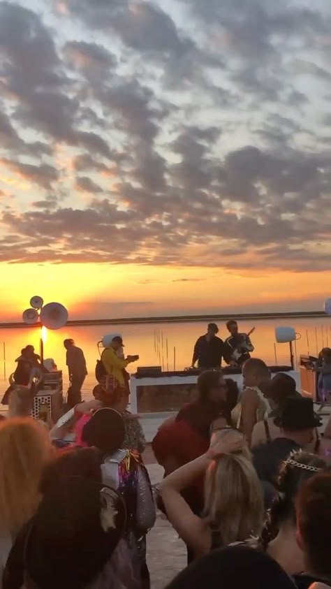 Sunset Party Aesthetic, House Music Aesthetic, House Music Party, Partying With Friends, Party On The Beach, House Moodboard, Lake Party, Sunset Party, Techno Party