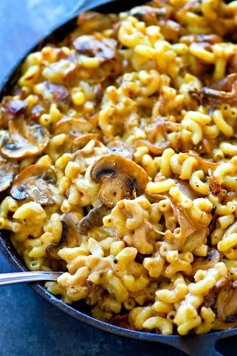 Balsamic caramelized onions and flavorful mushrooms are a winning combo in this creamy, insanely cheesy mac 'n' cheese! Perfect weeknight comfort food. Brit’s Cookin, Braut Recipes Dinners, Bougie Food, Vegetarian Mac And Cheese, Comfort Food Vegetarian, Vegetarian Comfort Food Recipes, Onion Pasta, Cheesy Mac, Cozy Food