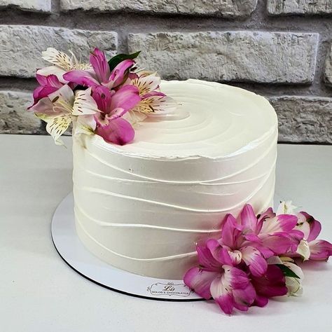 Cakes With Natural Flowers, Fake Flower Cake, Cake With Natural Flowers, Bolo Buttercream, Buttercream Cake Designs, Bolo Fake, Cake Decorating Designs, Buttercream Cake, Cute Cakes