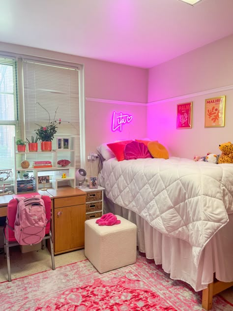 pink and orange themed dorm bed and desk Color Schemes For Dorm Rooms, Pink And Orange Bedroom Decor, College Dorm Room Ideas Colorful, Pink And Orange Dorm Room Ideas, Cool Girl Dorm Room, 2024 Dorm Ideas, Pink And Orange Room Aesthetic, Sunset Dorm Room Ideas, Orange Pink Dorm Room