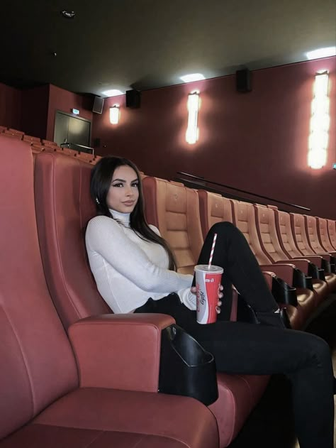 Go To Cinema Outfit, Movie Theatre Instagram Stories, Movie Theatre Pictures Instagram, Poses In Theatre, Movie Theater Pose Ideas, Cinema Pics Aesthetic, Theater Pics Ideas, Cinema Photography Ideas, Movie Poses Ideas