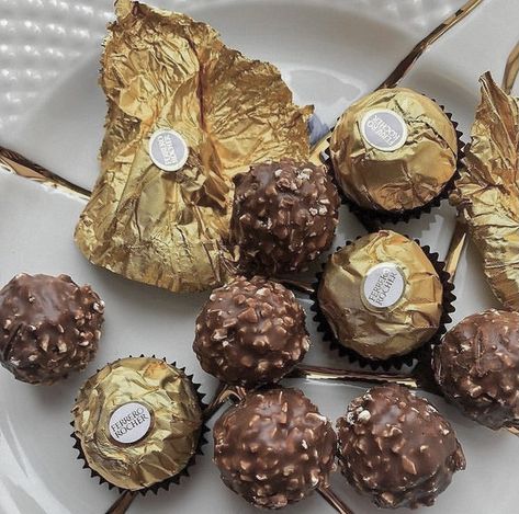 Aesthetic Ferrero Rocher, Ferro Rocher Aesthetic, Ferrero Rocher Aesthetic, Ferror Rocher, Chocolate Rocher, Chocolate Hearts Candy, Chocolate Ferrero Rocher, Chocolate Aesthetic, Ferrero Rocher Chocolates