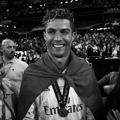 Cristiano Ronaldo Iconic Photos, Cristiano Ronaldo Profile Picture, Kaka Real Madrid, Ronaldo Profile, Ronaldo Shirtless, Cristiano Ronaldo Shirtless, Real Madrid Cr7, Cristiano R, Cristiano Ronaldo Young