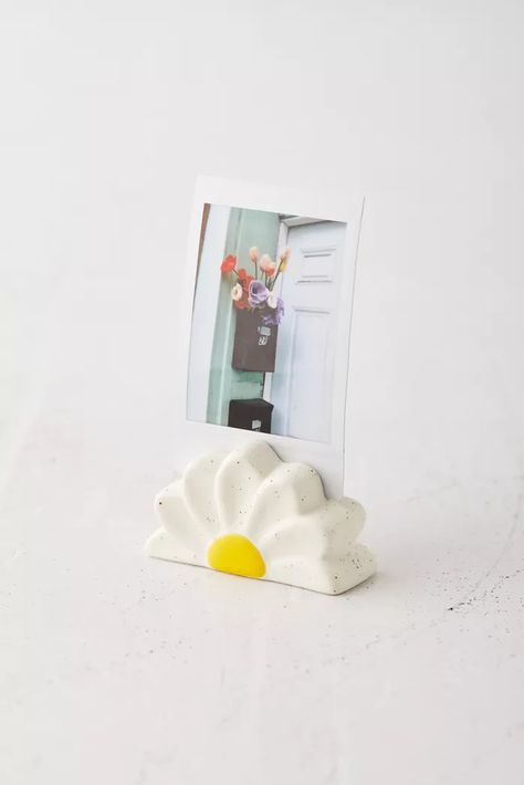 Clay Polaroid Stand, Clay Poloroid Holder, Polaroid Stand Clay, At Home Clay Projects, Pottery Air Dry Clay, Ceramic Polaroid Holder, Photo Stand Ideas, Little Ceramic Projects, Polymer Clay Photo Holder