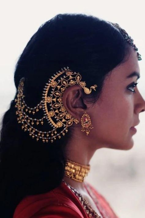 Presenting you unique & latest ear cuffe designs for brides & bridesmaids. Check out the latest wedding ideas & hire best wedding vendors at weddingbazaar.com #weddingbazaarn#indianwedding #earcuffdiy #earcuffnopeircing #earcuffgoldindian #earcuffelf #earcuffchain #earcuffgold #earcuffwire #earcuffbutterfly #earcufffeather #earcuffleaf #earcuffdiamond #earcuffsilver #earcuffcyrstal #earcufftattoo Indian Earcuffs, Gold Ear Cuff Indian Jewelry, Gold Ear Cuff Earrings Indian, Ear Cuffs Gold Indian, Big Gold Earrings, Vintage Indian Jewelry, Indian Bridal Jewelry, Ancient Queen, Indian Wedding Jewelry Sets