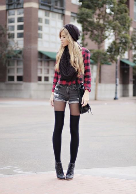 ♕ ‏ The Queen's Throne: Knee High Socks How To Wear Thigh High Socks, Thigh High Socks Outfit, High Socks Outfits, Regular Outfits, Weird Style, Look Grunge, Rocker Girl, Sock Outfits, Knee Highs