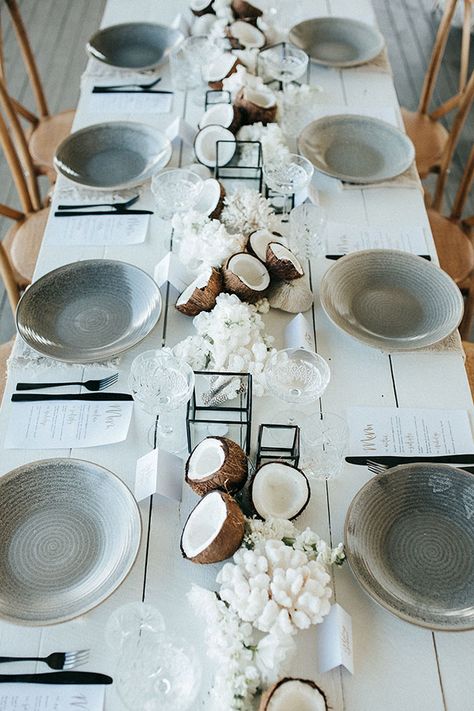 Fest Temaer, Byron Bay Weddings, Tafel Decor, Table Set Up, Long Table, Table Arrangements, Rustic Table, Tropical Wedding, Party Table