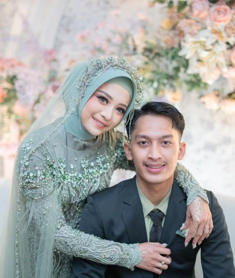 Pose Pengantin Di Pelaminan, Pose Foto Pernikahan, Muslim Wedding Photos, Wedding Dress Hijab, Pose Pengantin, Foto Prewedding, Pose Wedding, Moodboard Wedding, Pre Wedding Photoshoot Props