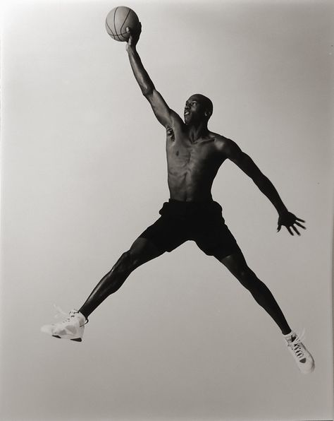 Annie Leibovitz - Michael Jordan Annie Leibovitz Photography, Basketball Academy, Jeffrey Jordan, Michael Jordan Pictures, Jordan Photos, Michael Jordan Basketball, Bola Basket, Basketball Photography, Jordan Basketball