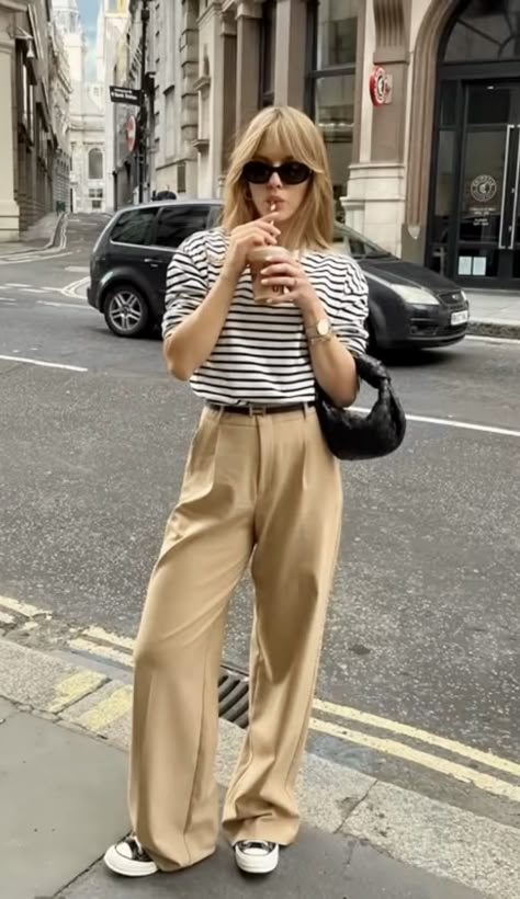 Slacks Outfit, Minimalism Clothes, Khaki Pants Outfit, Hijab Fashion Summer, Winter Pants Outfit, Best Winter Outfits, Classy Winter Outfits, Spring Dresses Casual, Outfit Formulas