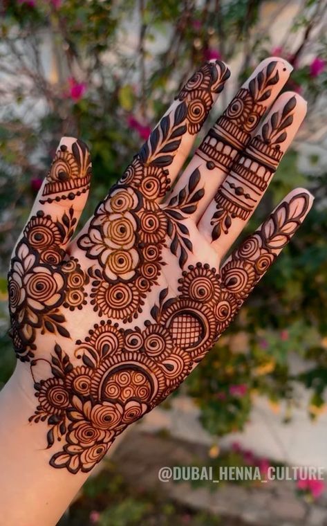 Mehandi Palm Designs Simple, Right Hand Palm Mehndi Design, Mehandi For Palm, Aesthetic Mehendi Designs For Hands, Front Fingers Mehndi Design, Aesthetic Mehndi Design For Palm, Henna Tattoo Designs Hand Palm, Mehndi Design On Palm, Aesthetic Palm Mehndi Design