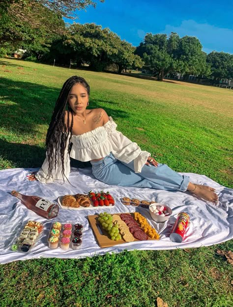 French Picnic Outfit, Outfits Ideas For Picnic, Picnic Date Ideas Outfit, Picnic Casual Outfits, Picnic Date Dress, Girls Picnic Outfit Ideas, Rainbow Picnic Outfit Ideas, Look Picnic No Parque, Picnic Picture Ideas Instagram