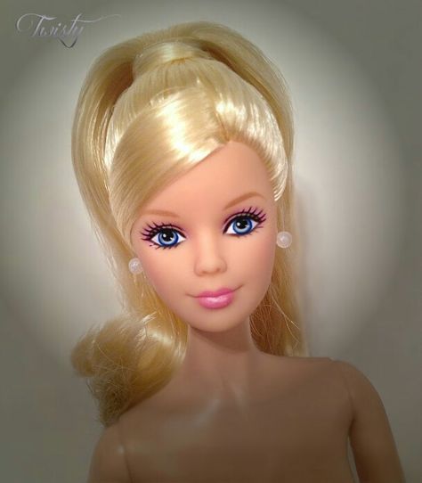 L Iconic Barbie Hairstyles, Barbie Hair Aesthetic, Barbie Inspo Hair, Barbie Hairstyles Real Life Short Hair, Short Barbie Hair, Barbie Makeup Look Doll Real Life, Barbie Core Hair, Barbie Hairdo, Easy Barbie Hairstyles