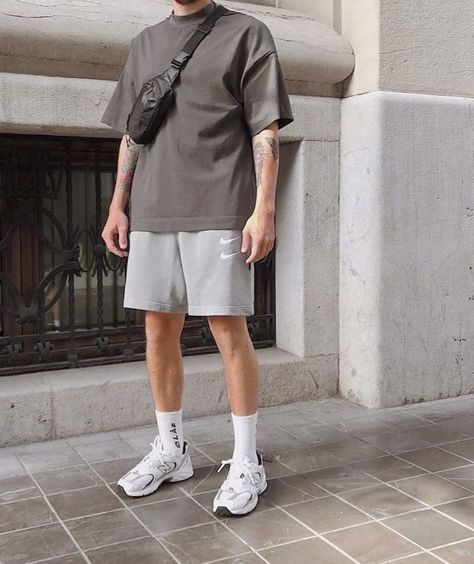 Stylish Outfits For Men Summer, Uniqlo Mens Outfit Summer, Mens Summer Outfits Street Styles, Uniqlo Outfit, Minimalist Fashion Men, Trendy Boy Outfits, Mens Summer Outfits, Mens Casual Outfits Summer, Street Style Outfits Men