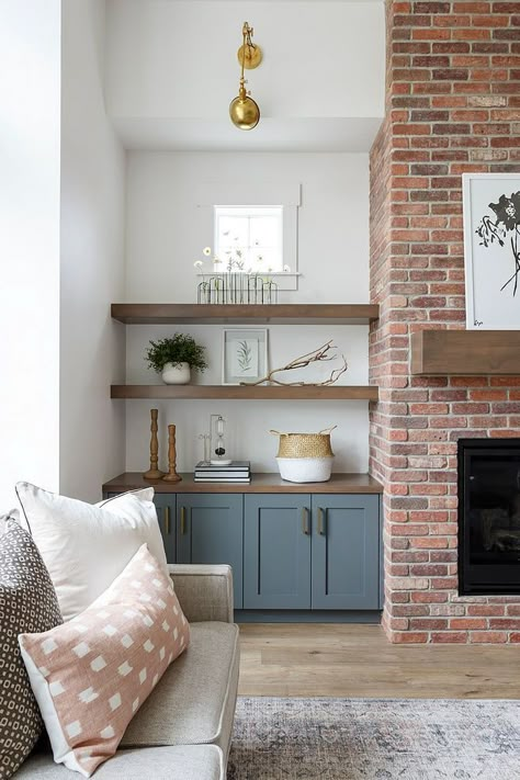 Built In Shelves Living Room, Fireplace Built Ins, Fireplace Remodel, Home Fireplace, Fireplace Ideas, Brick Fireplace, Built In Shelves, Style At Home, Fireplace Design