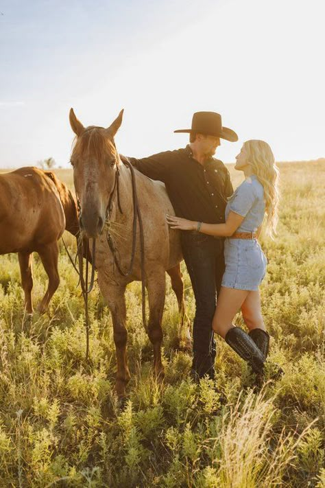 Horse Engagement Photos, Western Family Photos, Western Engagement Pictures, Western Couple Photoshoot, Western Engagement Photos, Western Photo Shoots, Horse Couple, Western Couple, Country Couple Pictures