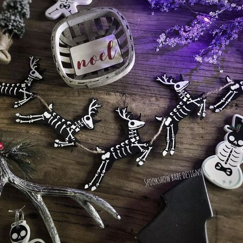 Reindeer Garland, Salt Dough Christmas Ornaments, Merry Creepmas, Scary Christmas, Goth Christmas, Spooky Christmas, Gothic Christmas, Wooden Christmas Crafts, Creepy Christmas