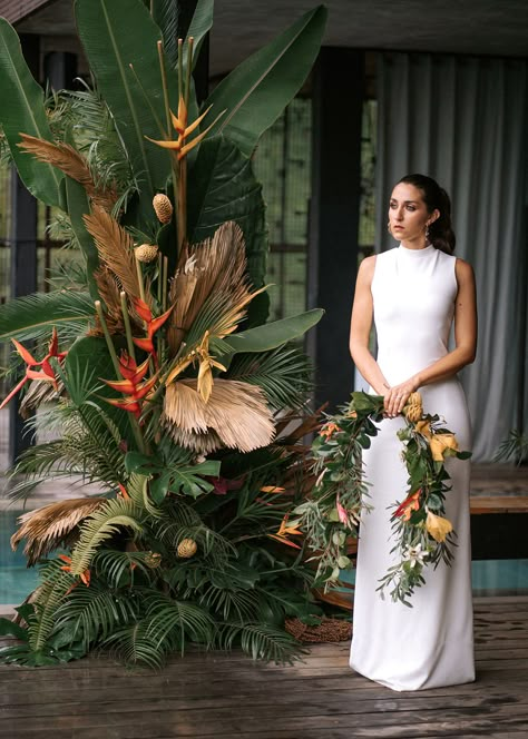 Paradise is a place on earth. We believe that after seeing this modern elopement with boho jungalow vibes at a luxe Costa Rican villa! From the sleek halter wedding dress to the monstera leaf wedding decor to the rattan candle hurricanes, we have a feeling this contemporary take on tropical weddings will have couples flocking to rainforests for their destination nuptials in no time. Jungalow Wedding, Tropical Luxe, Jungle Wedding, Tropical Weddings, Tropical Floral Arrangements, Tropical Wedding Decor, Tropical Glam, Tropical Wedding Inspiration, Modern Elopement