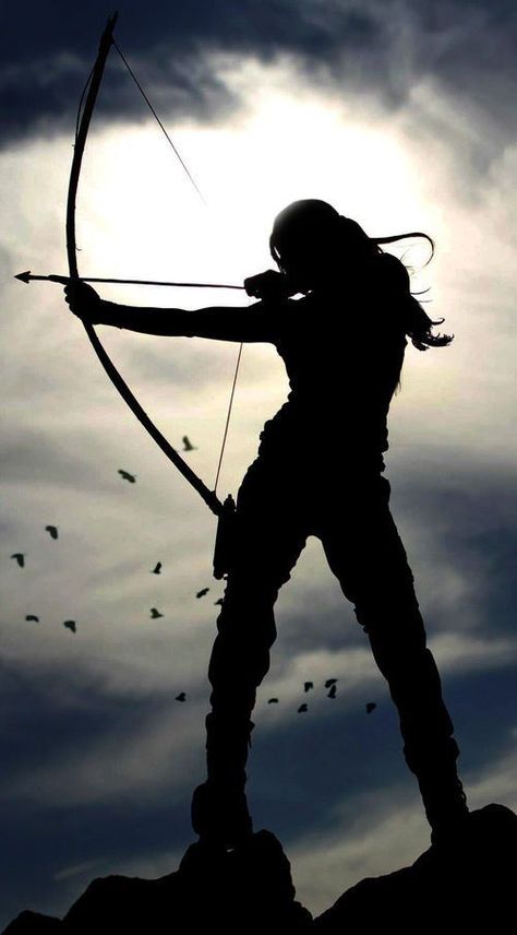 Silhouette of a strong girl Archery Photos, Artemis Aesthetic, Mounted Archery, Realistic Watercolor, Warrior Women, Lara Croft Tomb, Charcoal Drawings, Bow And Arrow, Foto Tips