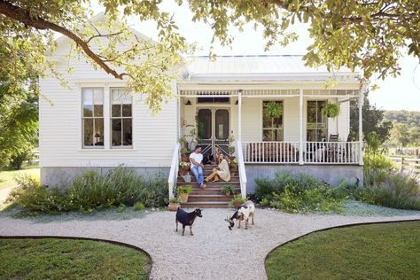 Fantasy Farmhouse, Cabin Mudroom, Country Farmhouse Exterior, Folk Victorian Farmhouse, Sliding Bathroom Door, Lodges Design, Gaines Farmhouse, Joanna Gaines Farmhouse, Painting Shiplap