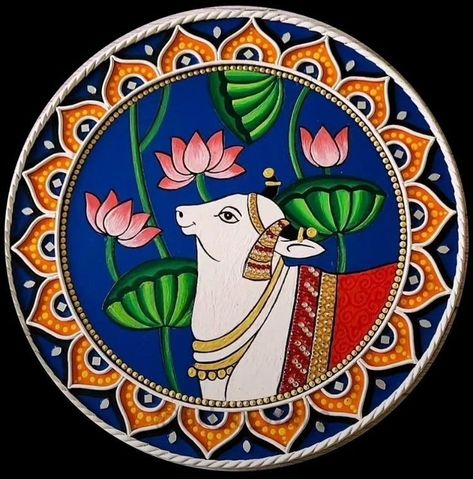 Round Madhubani Art, Unique Lippan Art Design, Pichavai Painting, Pichwai Lippan Art, Pichwai Rangoli, Round Lippan Art, Mirror Rangoli, Lippan Rangoli, Rangoli Ideas Creative Unique