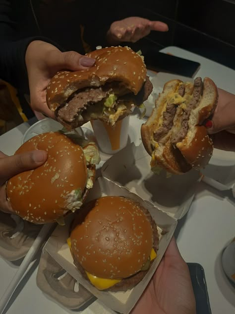 Aesthetic Burger Pictures, Burger Night Aesthetic, Fast Food Aesthics, Burger Restaurant Aesthetic, Burger Place Aesthetic, Cheese Burger Aesthetic, Burger Asthetic Picture, In And Out Burger Aesthetic, Food Night Aesthetic