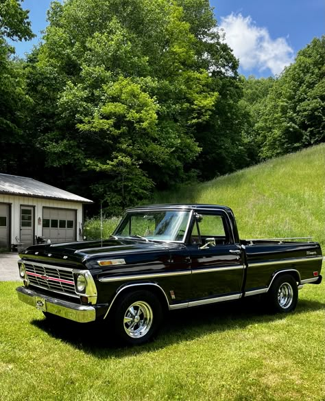 90s Pickup Truck, Vintage 4runner, Old Ford F150, Old Truck Aesthetic, Old Ford Trucks Vintage, 1980s Trucks, Old Trucks Vintage, Tactical Truck Ideas, Truck Aesthetic