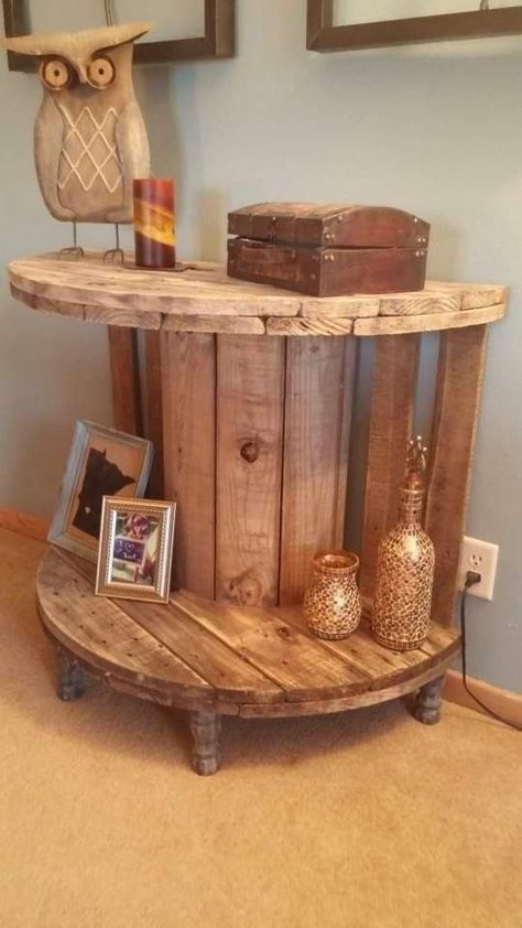 Spool Furniture, Spool Tables, Rustic Farmhouse Living Room, Wooden Spools, Diy Farmhouse Decor, Wooden Projects, Into The Woods, Rustic Farmhouse Decor, Design Living