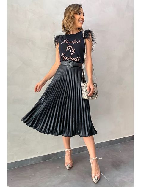 Accordion Skirt Outfits - 36 Outfits Ideas to Wear Accordion Skirts Blue Skirt Outfits, Fall Fashion Outfits Casual, Rok Outfit, Accordion Skirt, Pleated Skirt Outfit, Black Dress Outfits, Pleated Skirts, Elegante Casual, Modest Wear